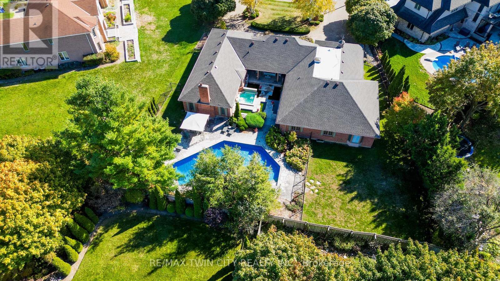 592 Manorwood Ct, Waterloo, ON N2K 3L7