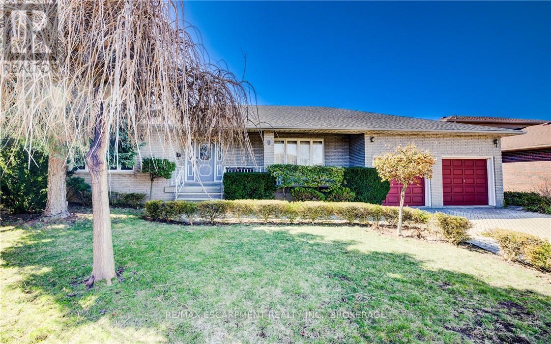 9 Stonecliff Ct, Hamilton, ON L9C 7G2