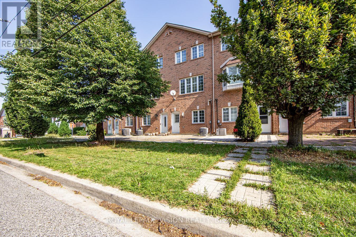 53 Hobson Ave, Toronto, ON M4A 2X7