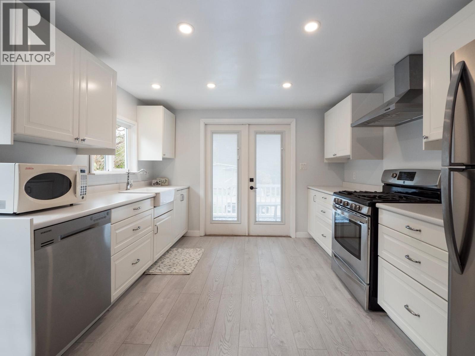 747 Cascade Cres, Gibsons, BC V0N 1V9