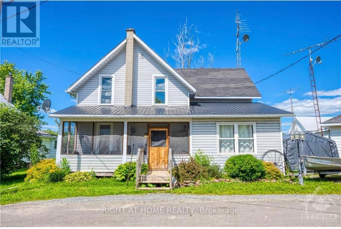 12 Circle Dr, Rideau Lakes, ON K0G 1E0
