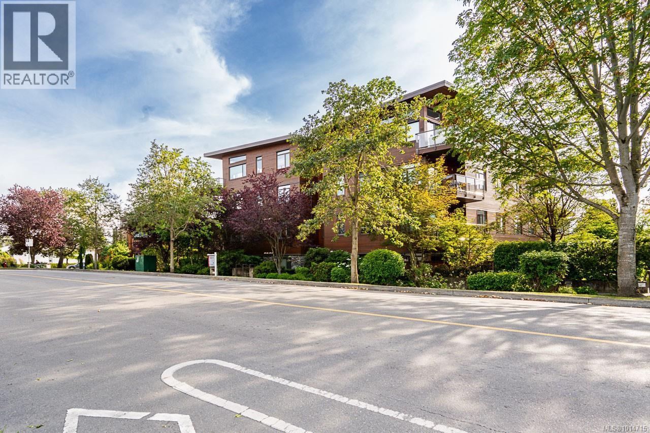 3610 Richmond Rd Unit 201 Rd, Saanich, BC V8P 4R5