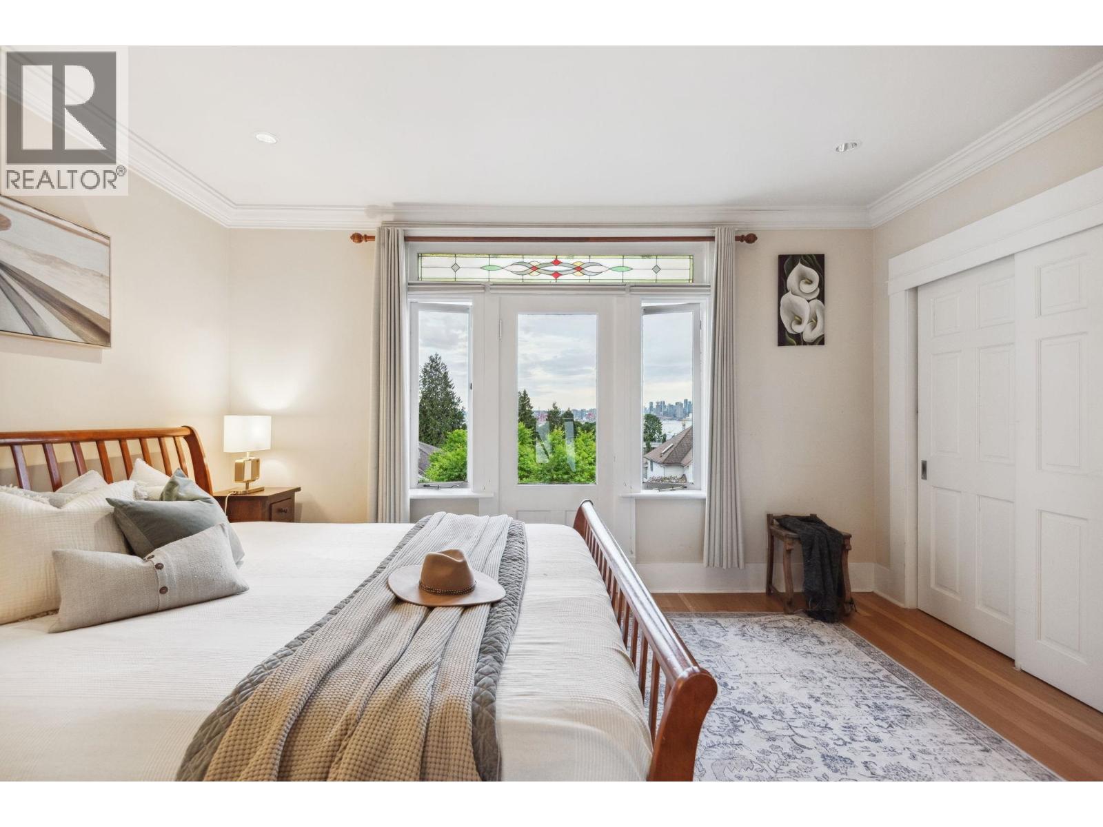 346 E 5th St, North Vancouver, BC V7L 1L9