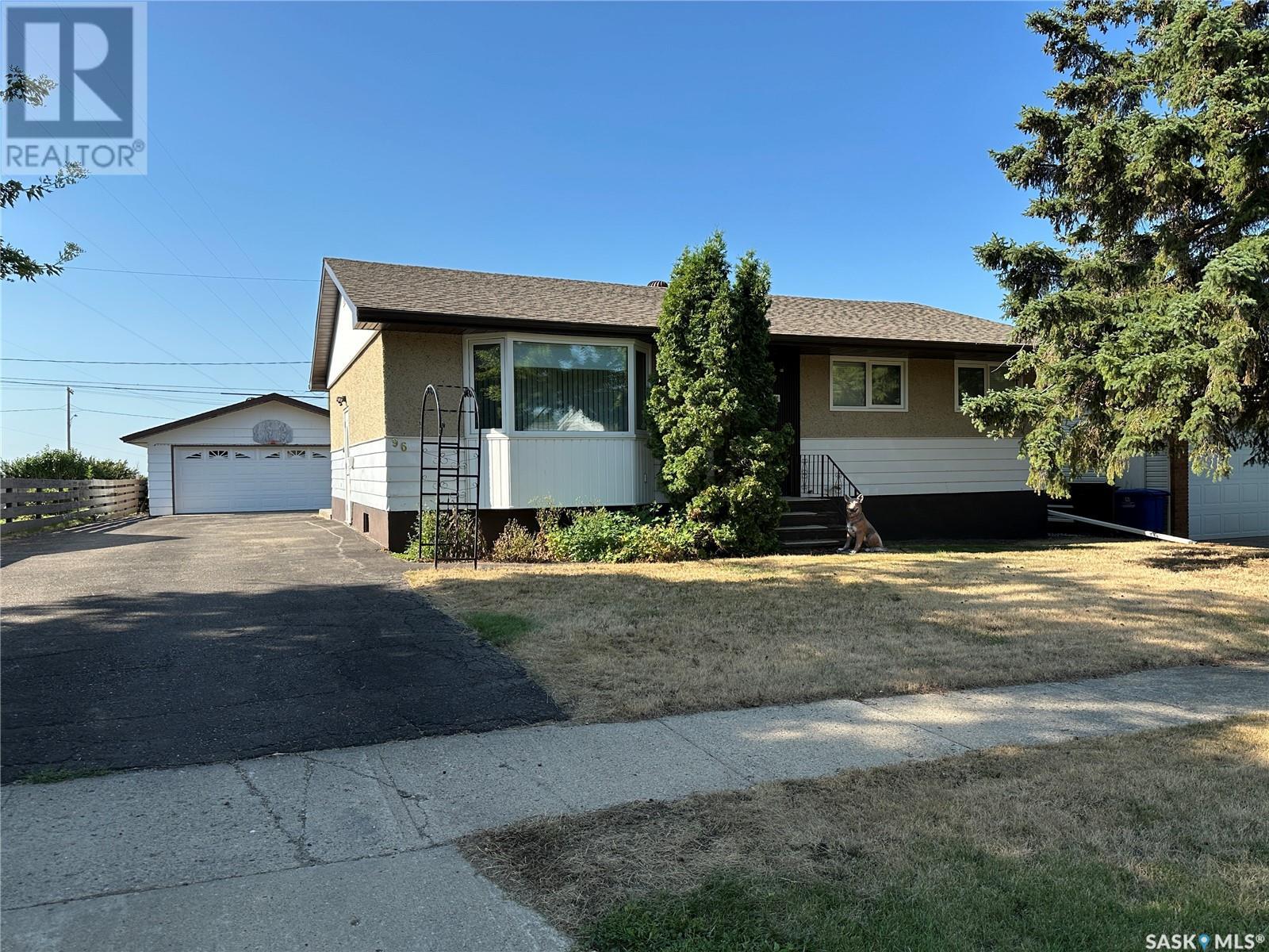 96 9 Avenue Southeast, Weyburn, SK S4H 1Z7