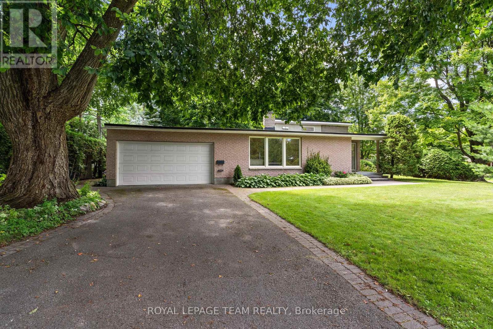 1952 Fairbanks Ave, Ottawa, ON K1H 5Y4