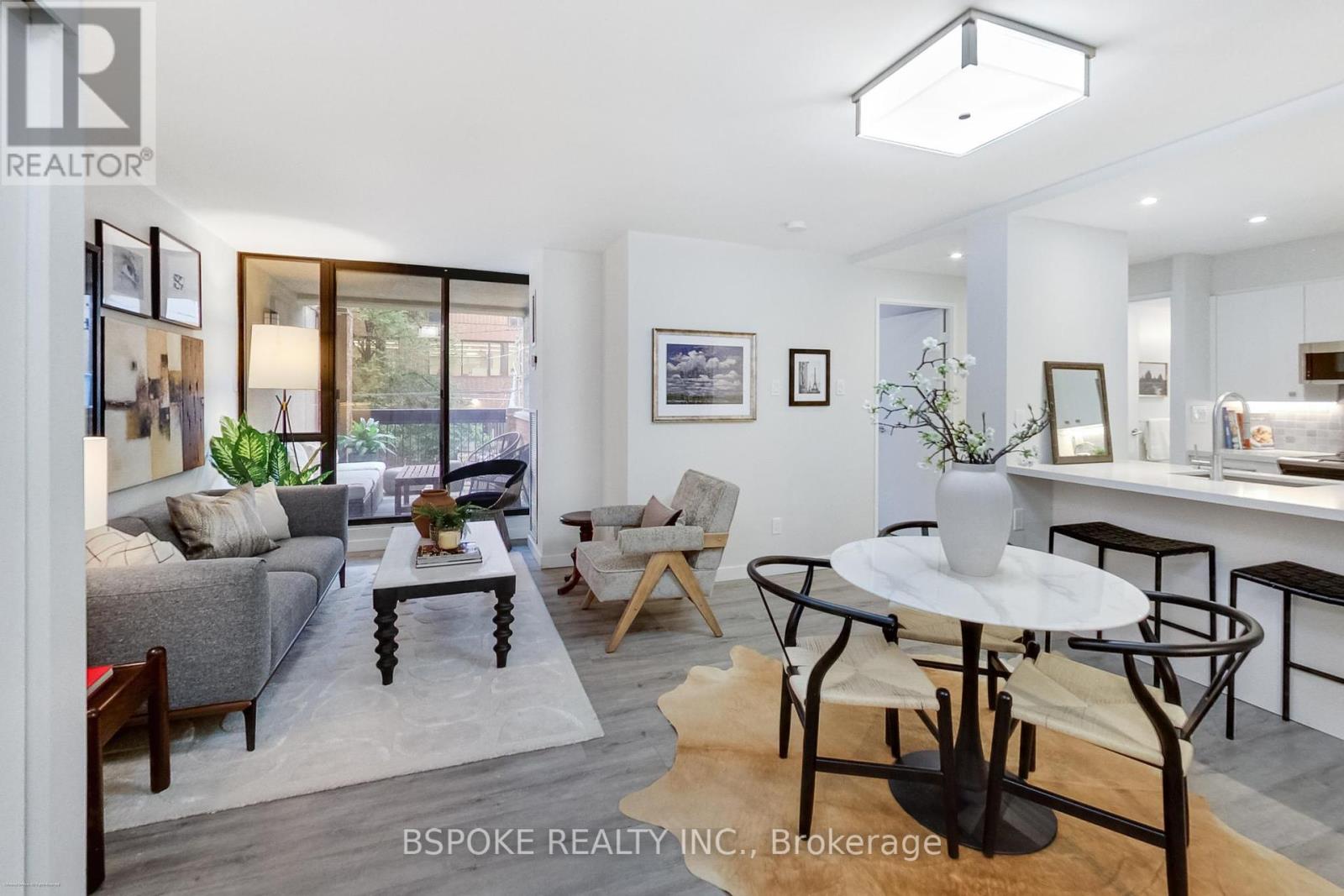 204 105 Mccaul St, Toronto, ON M5T 2X4