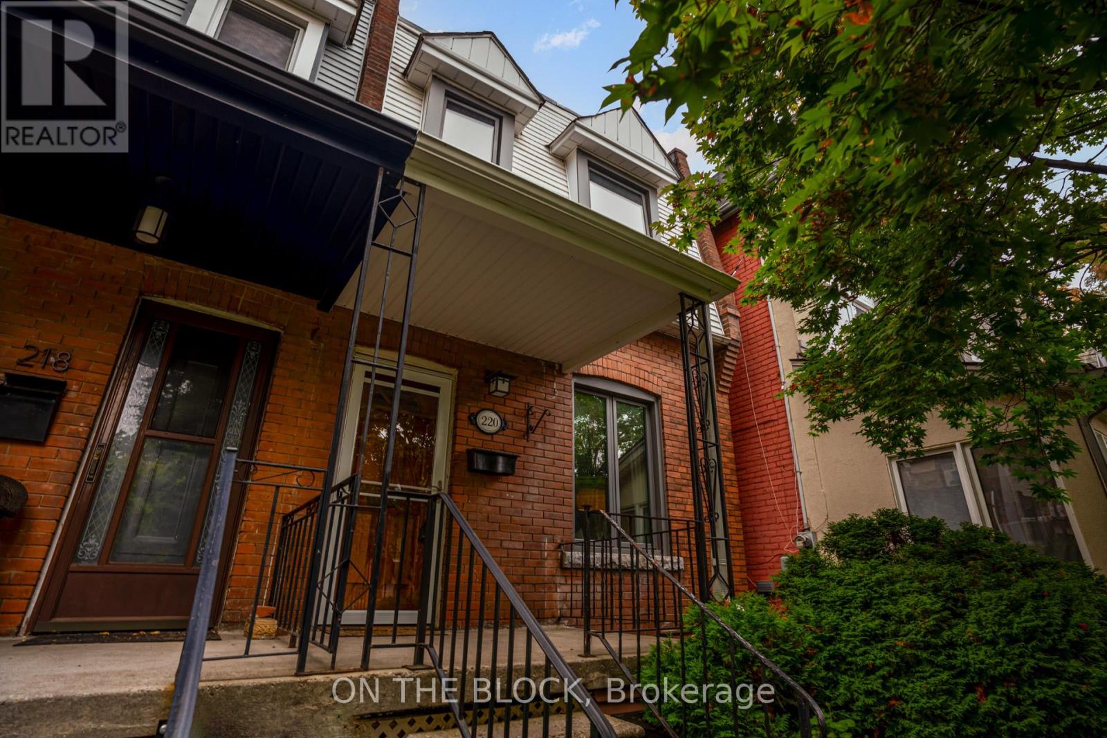 220 Fairview Ave, Toronto, ON M6P 3A5