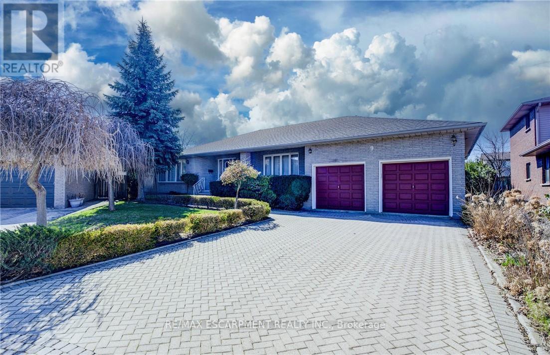 9 Stonecliff Ct, Hamilton, ON L9C 7G2