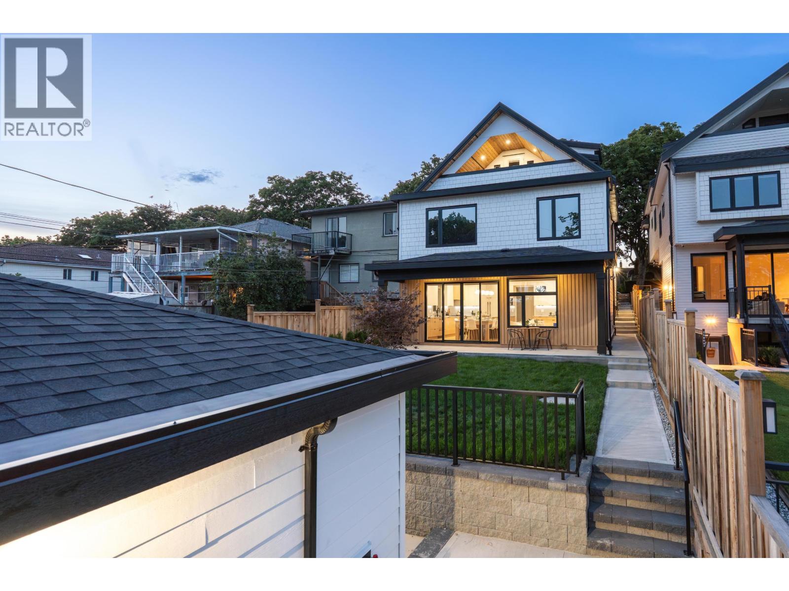 3576 E Pender Street Unit 2, Vancouver, BC V5K 2E3