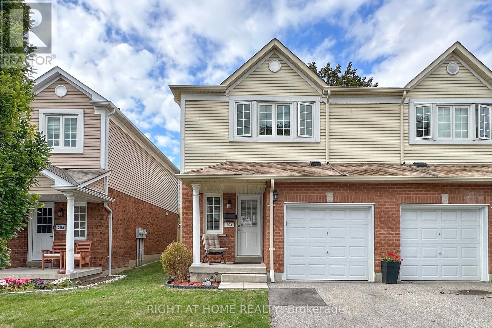 204 10 Bassett Blvd, Whitby, ON L1N 9C8