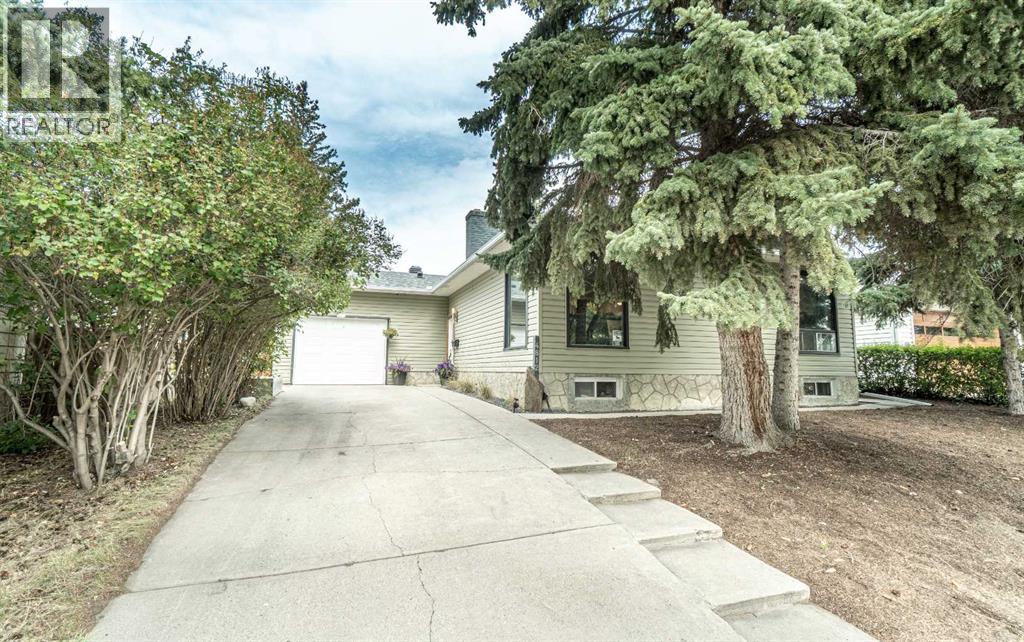 4812 Valiant Dr NW, Calgary, AB T2Y 3B4