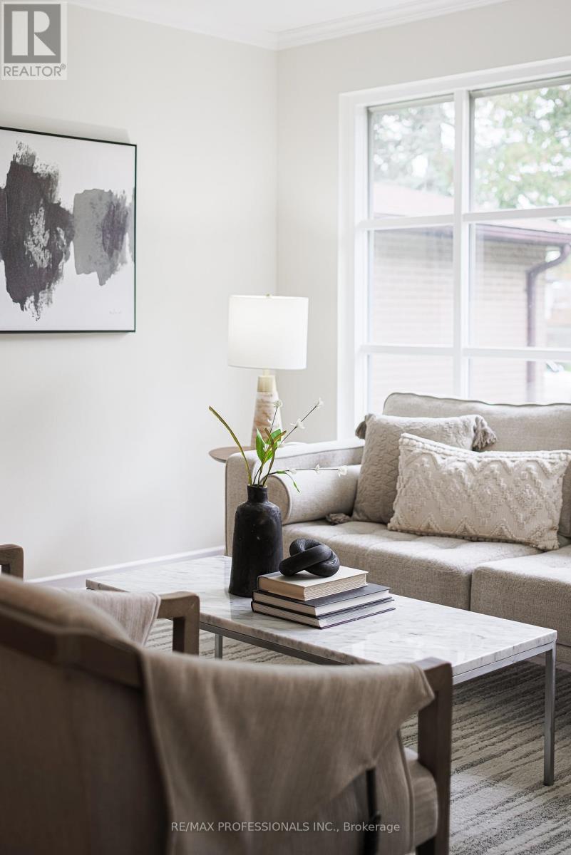 9 Donalbain Cres, Markham Royal Orchard, ON L3T 3S3