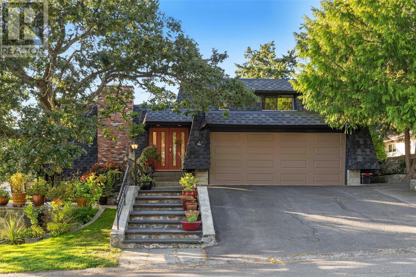 994 Landeen Pl, Saanich, BC V8X 3Z3