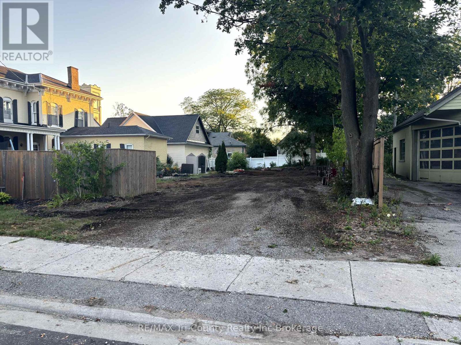 74 King St, Aylmer, ON N5H 2A3