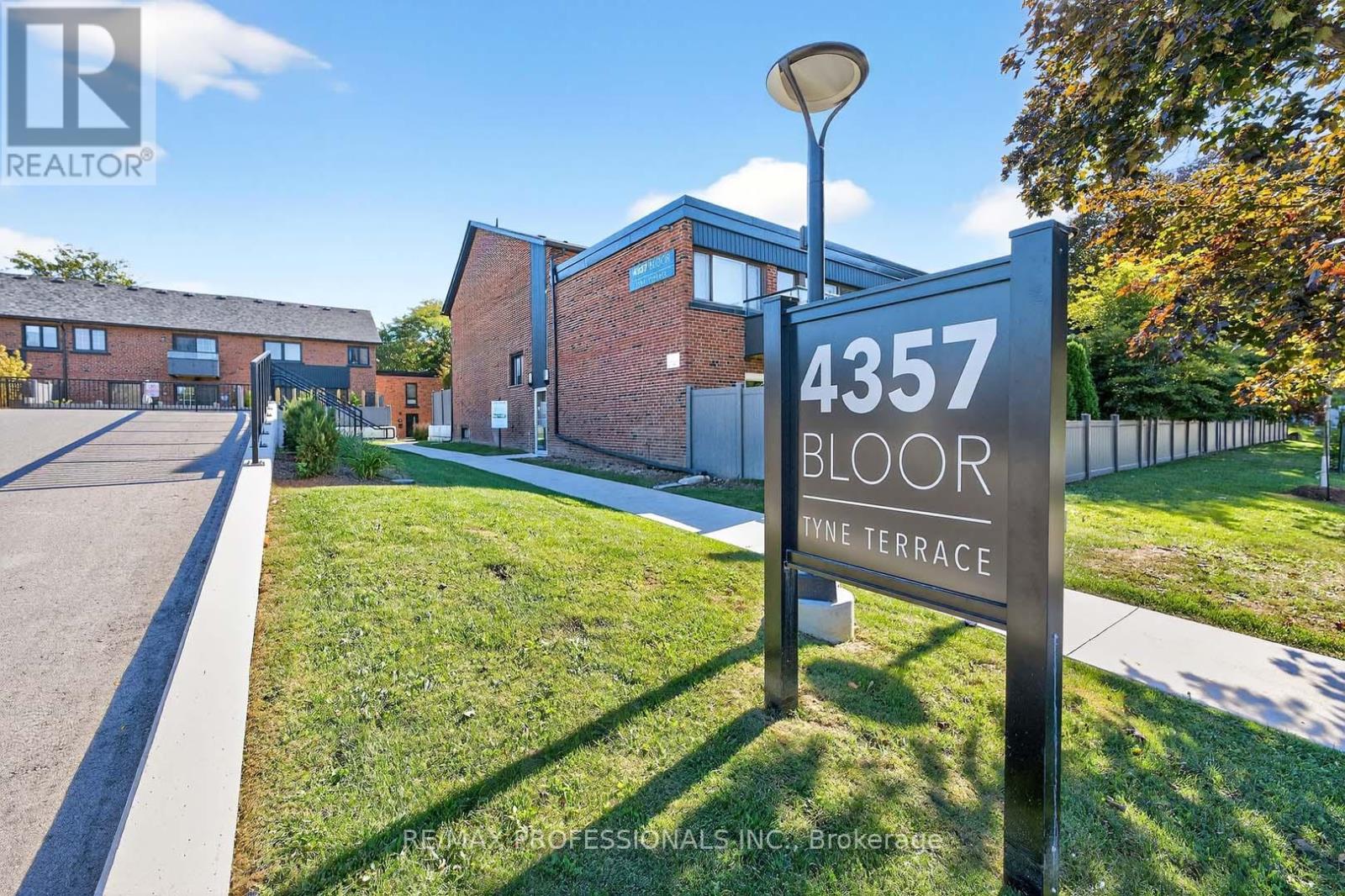 1 4357 Bloor St W, Toronto, ON M9C 2A4