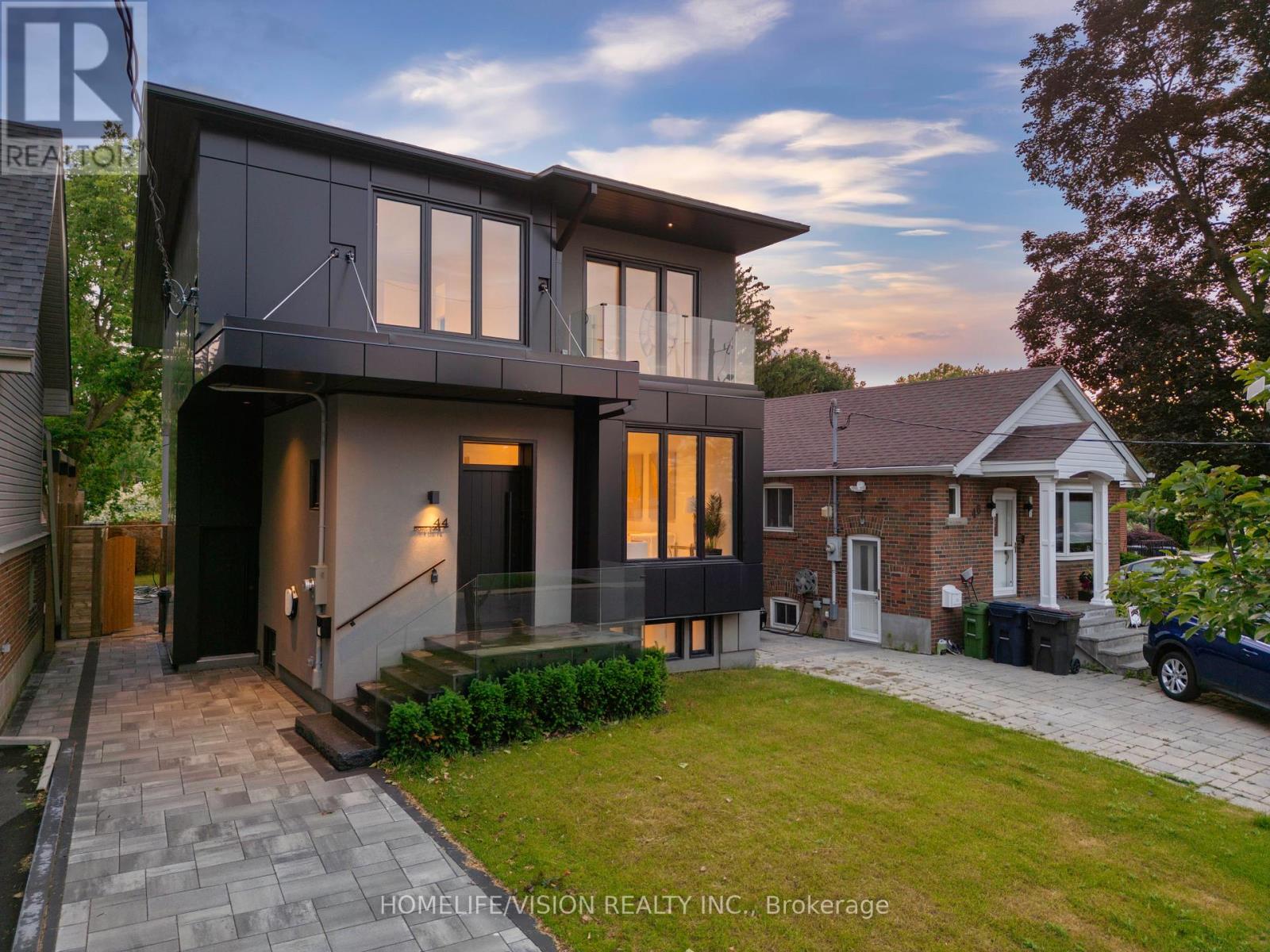 44 Doris Dr, Toronto, ON M4B 3C9