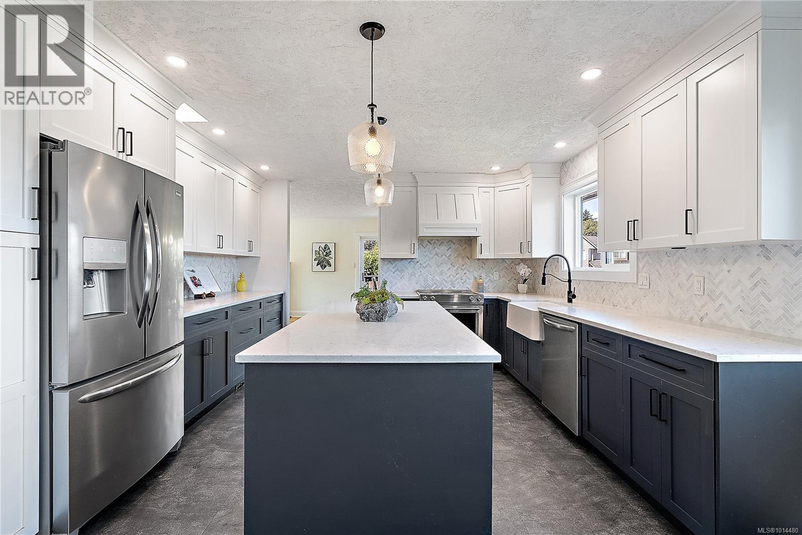 1290 Lidgate Crt Ct, Saanich, BC V8Z 7E3