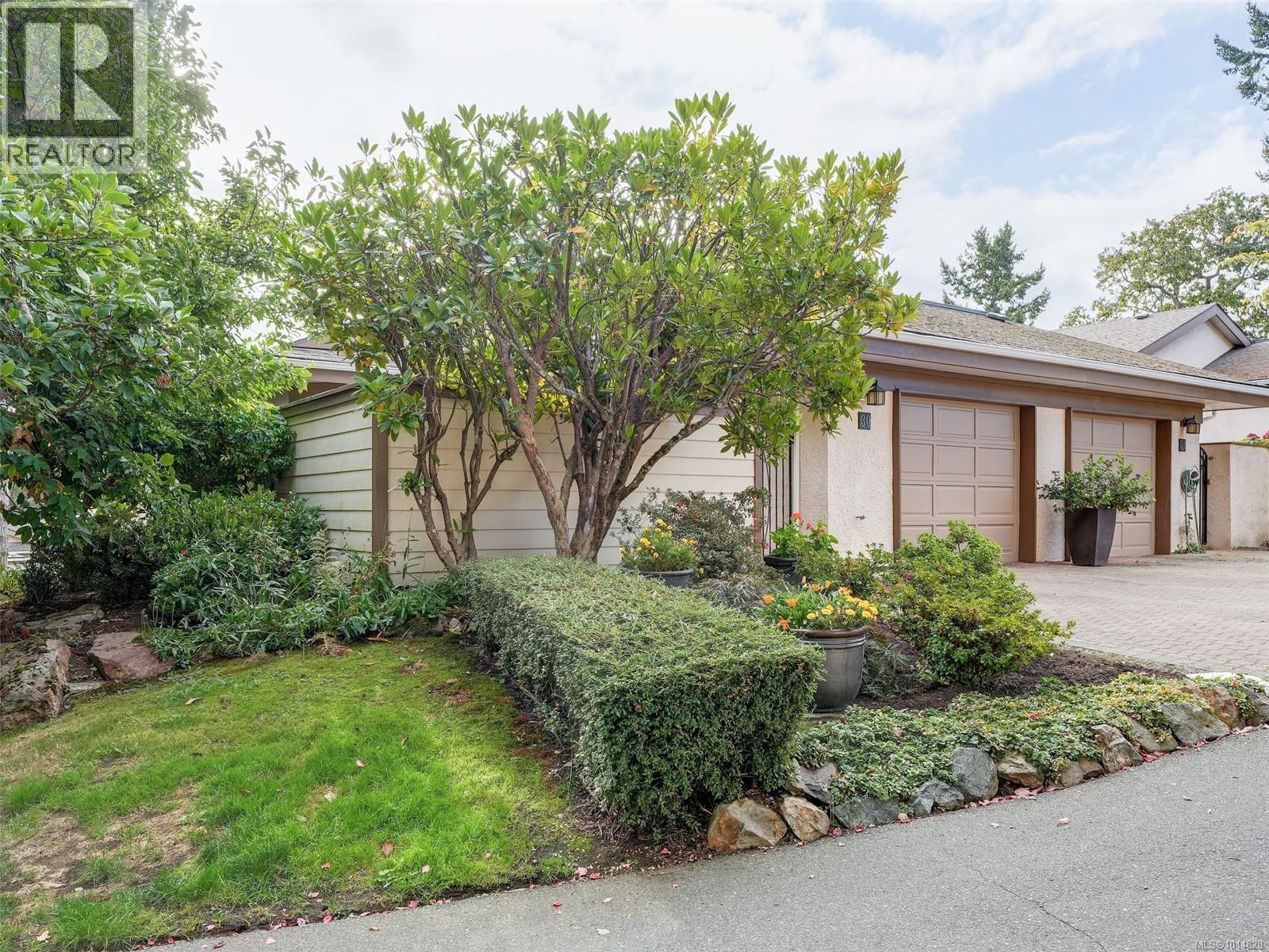 901 Kentwood Lane Unit 30, Saanich, BC V8Y 2Y7