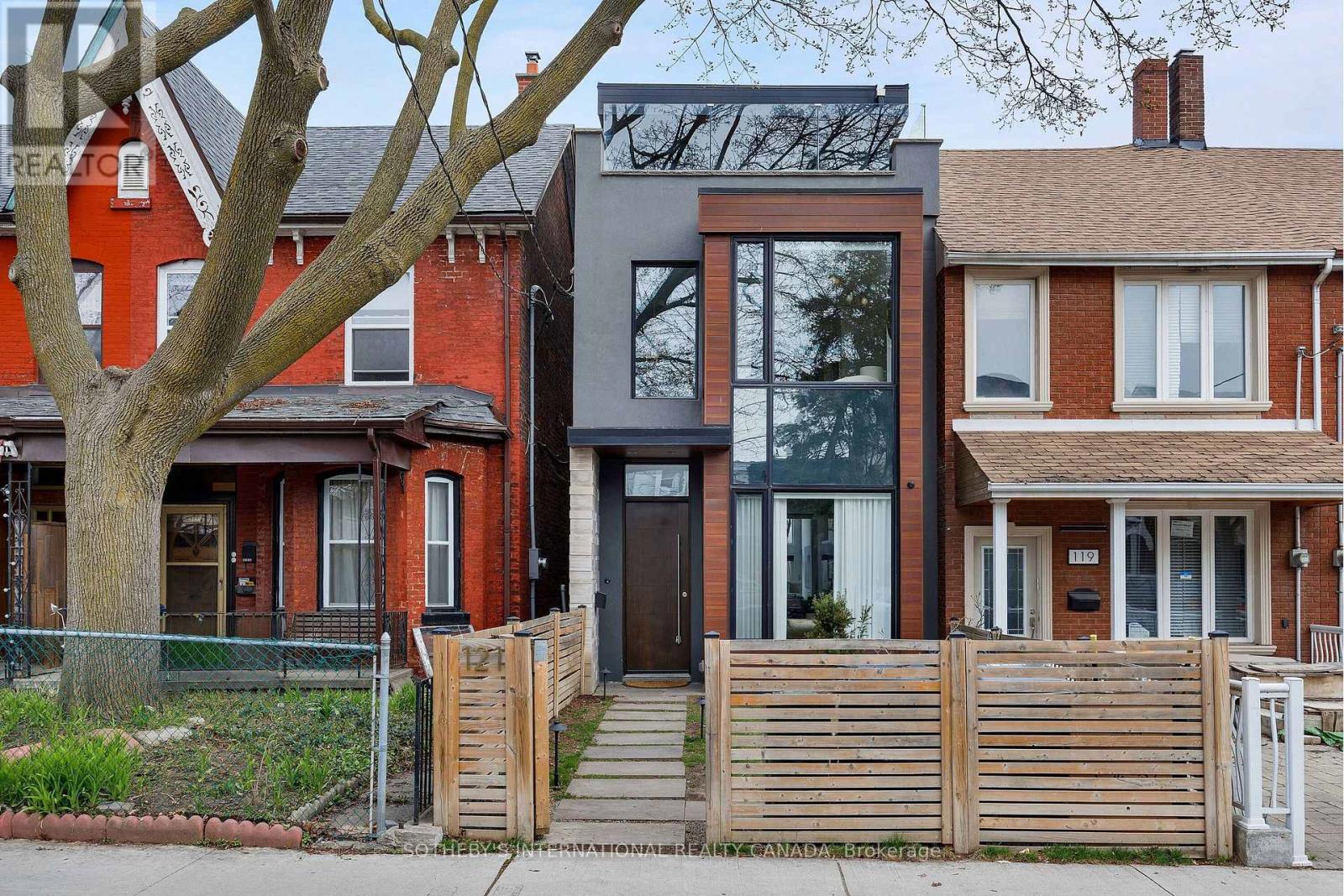 121 Markham St, Toronto, ON M6J 2G4