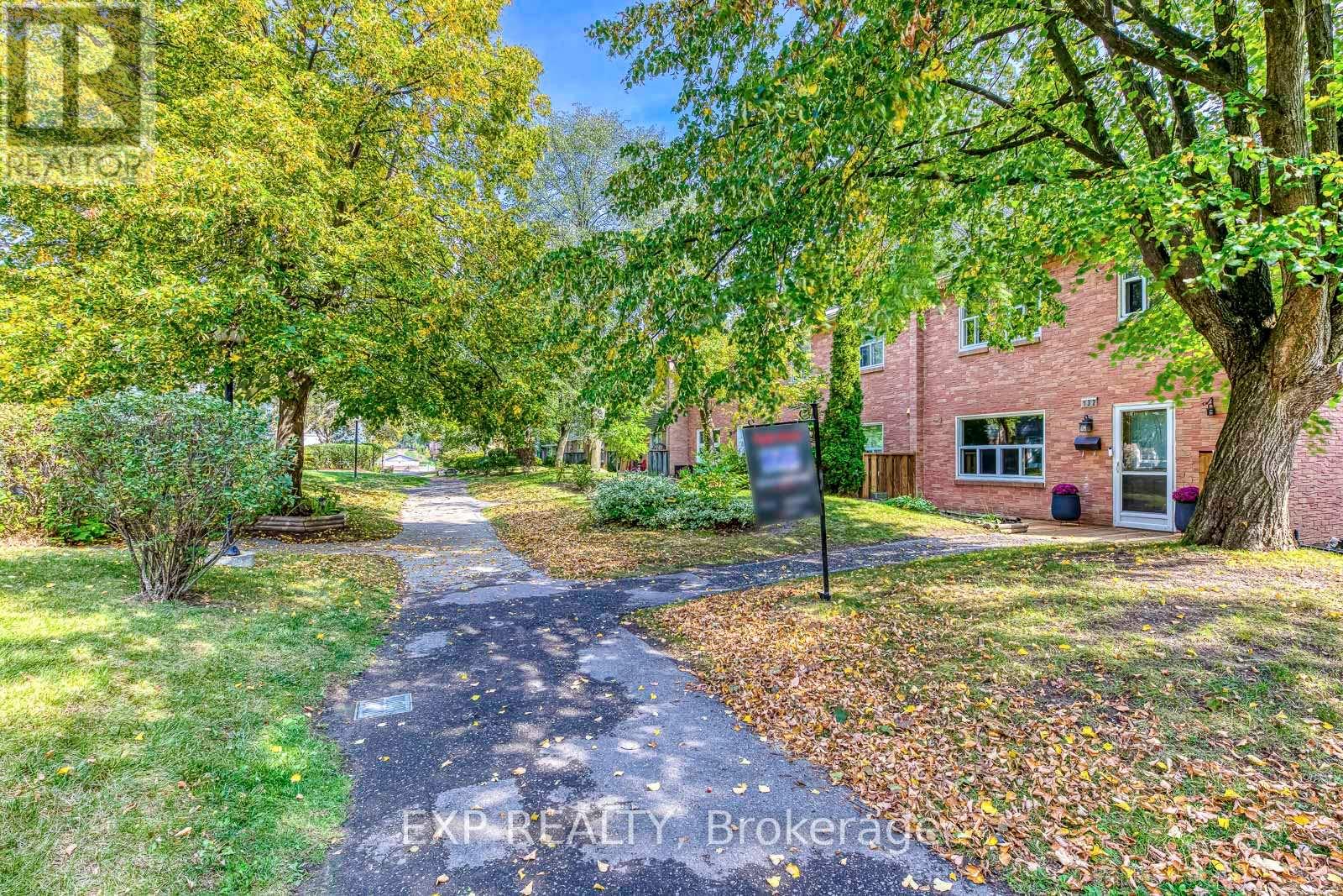 132 1050 Shawnmarr Rd, Mississauga, ON L5H 3V1
