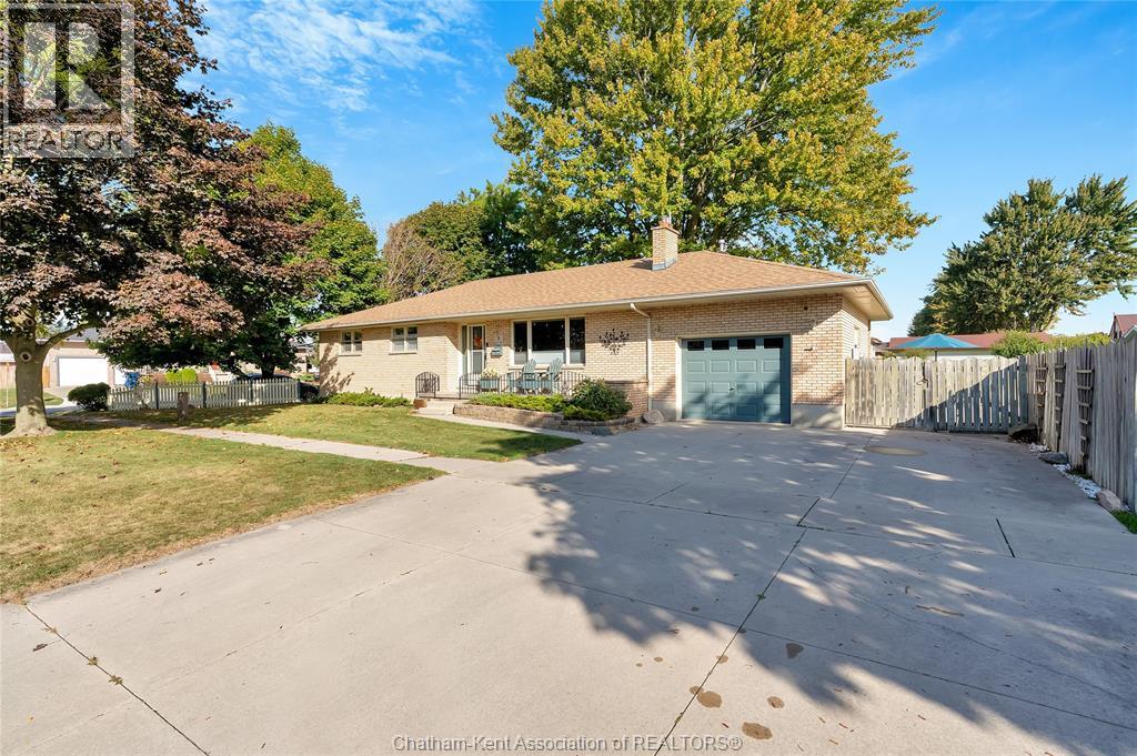 9 Bridle Path Rd E, Wallaceburg, ON N8A 4Y2