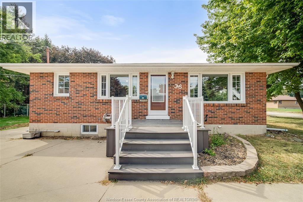 38 Nancy, Leamington, ON N8H 1K4