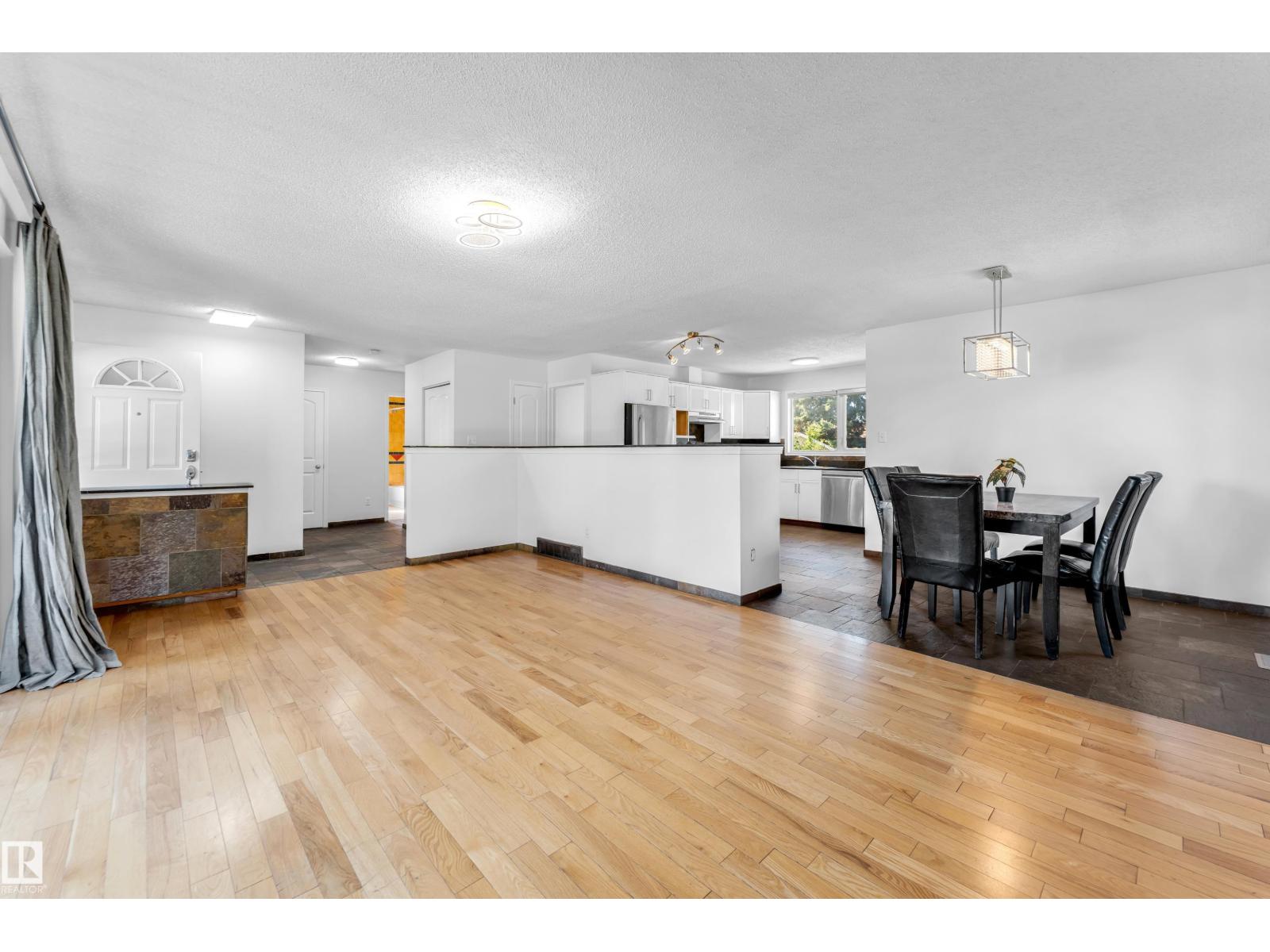 86 St Nw Unit 4240, Edmonton, AB T6K 1C4