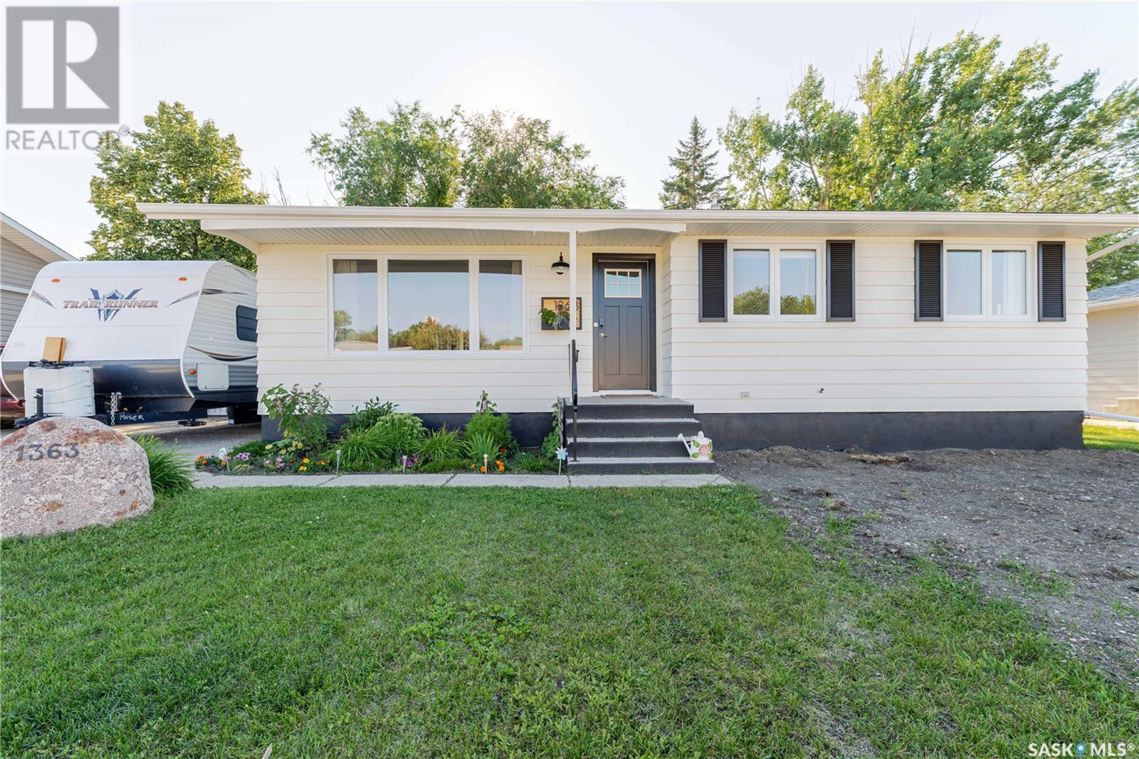 1363 Queen Cres, Moose Jaw, SK S6H 3G5