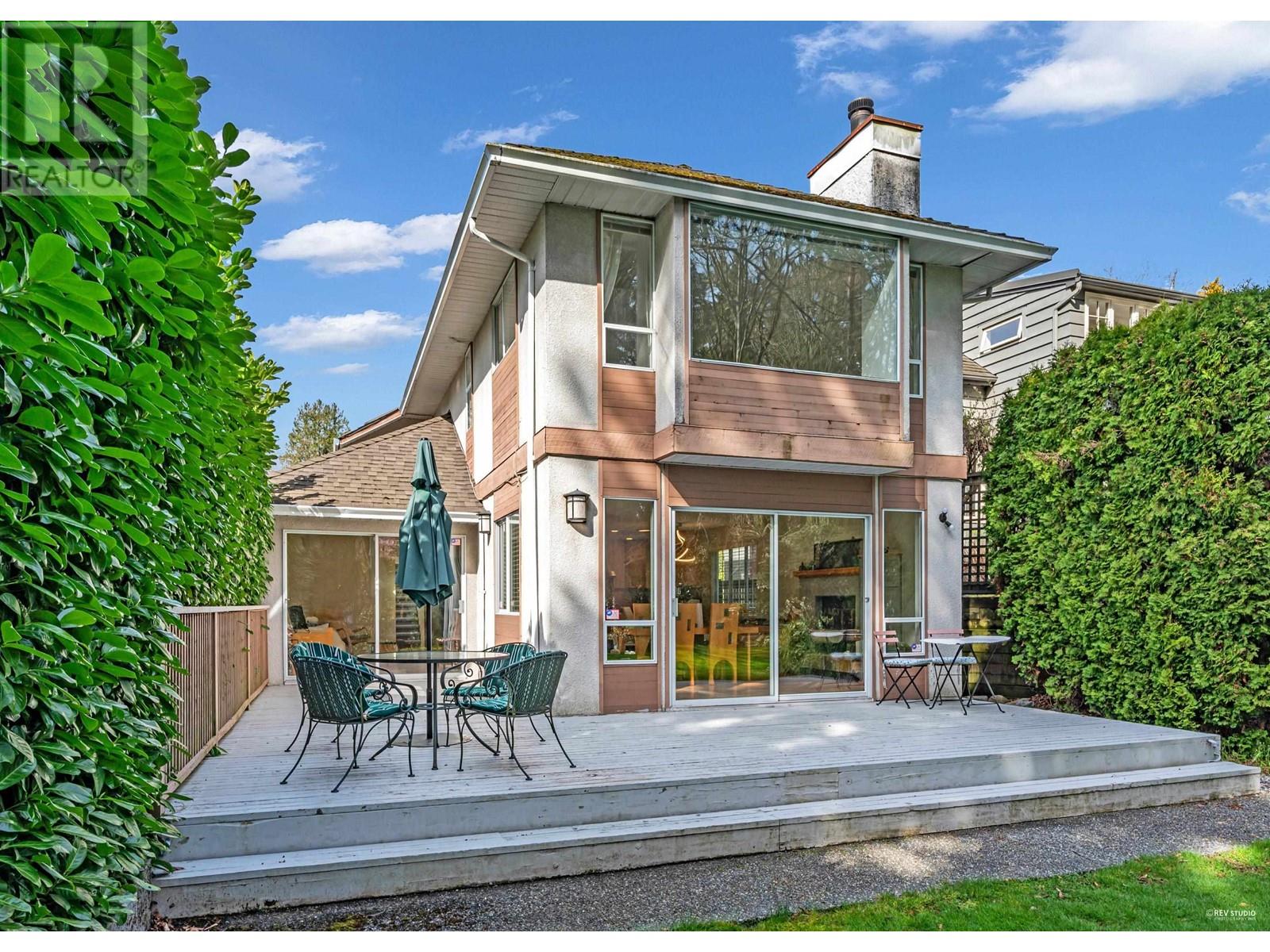 1006 Sinclair St, West Vancouver, BC V7V 3V9