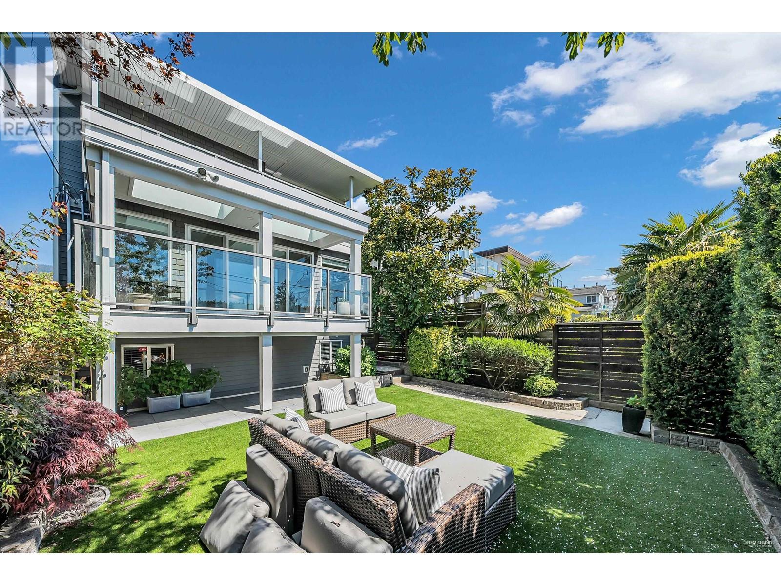 1251 Clyde Ave, West Vancouver, BC V7T 1E6