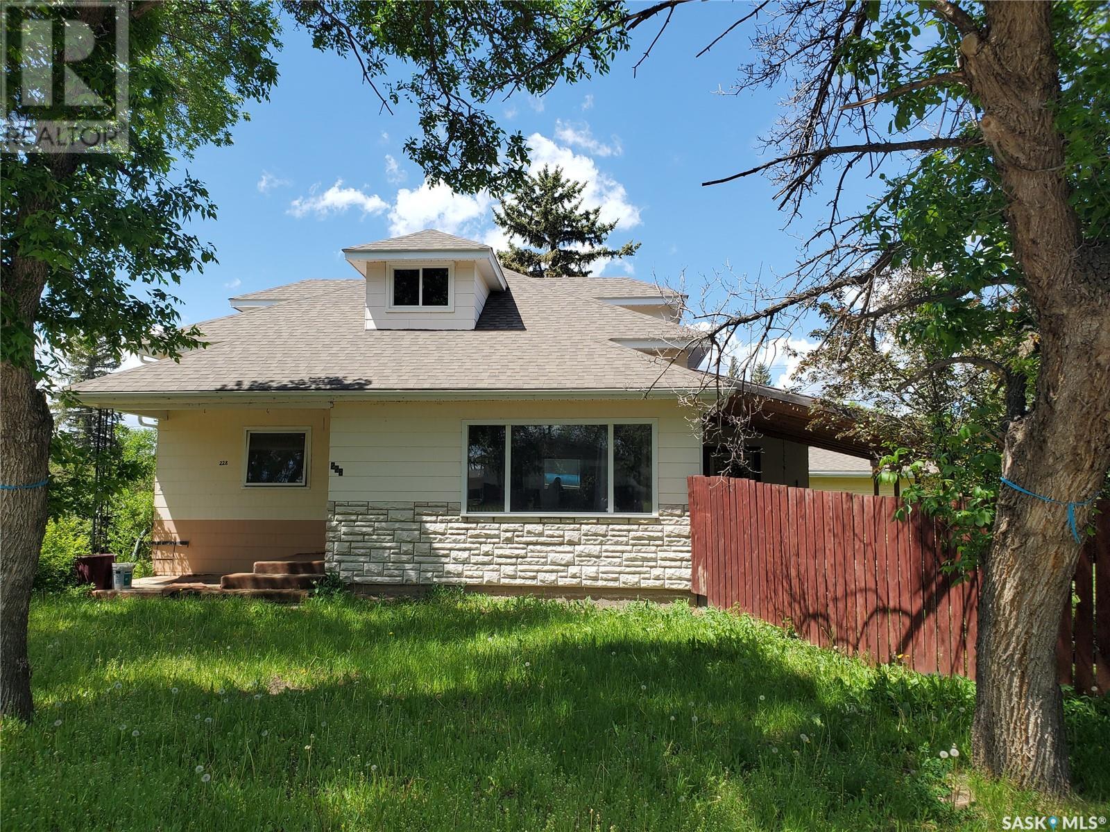 228 4 Street East, Ponteix, SK S0N 1Z0