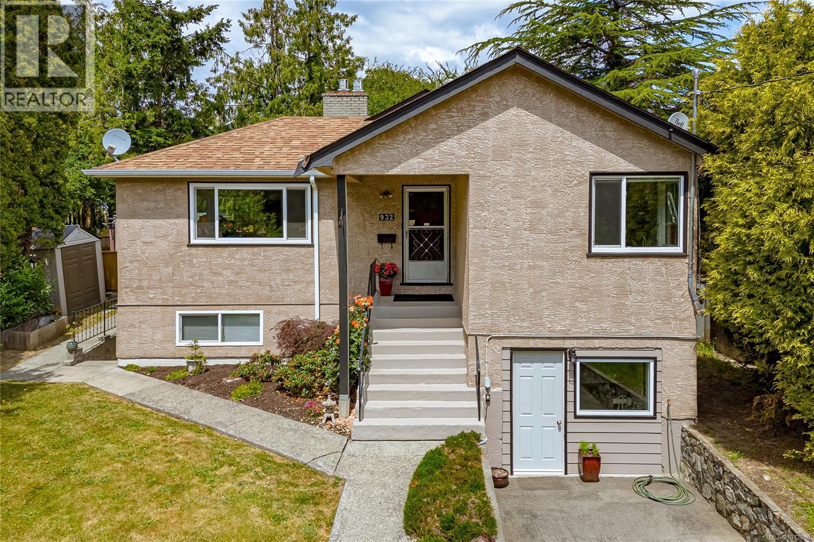 932 Tattersall Dr, Saanich, BC V8X 2W9