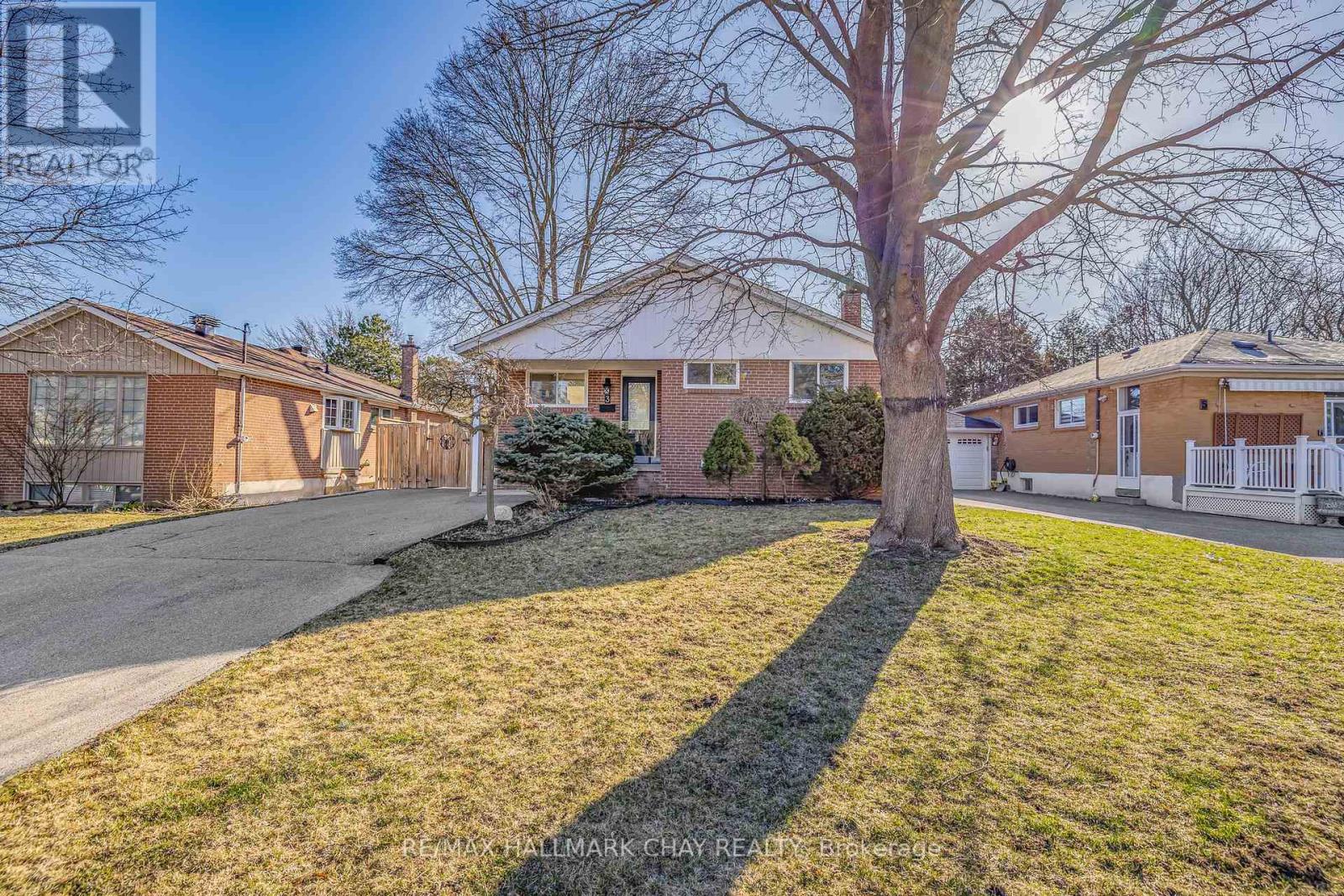 3 Davidson Rd, Aurora, ON L4G 2A9