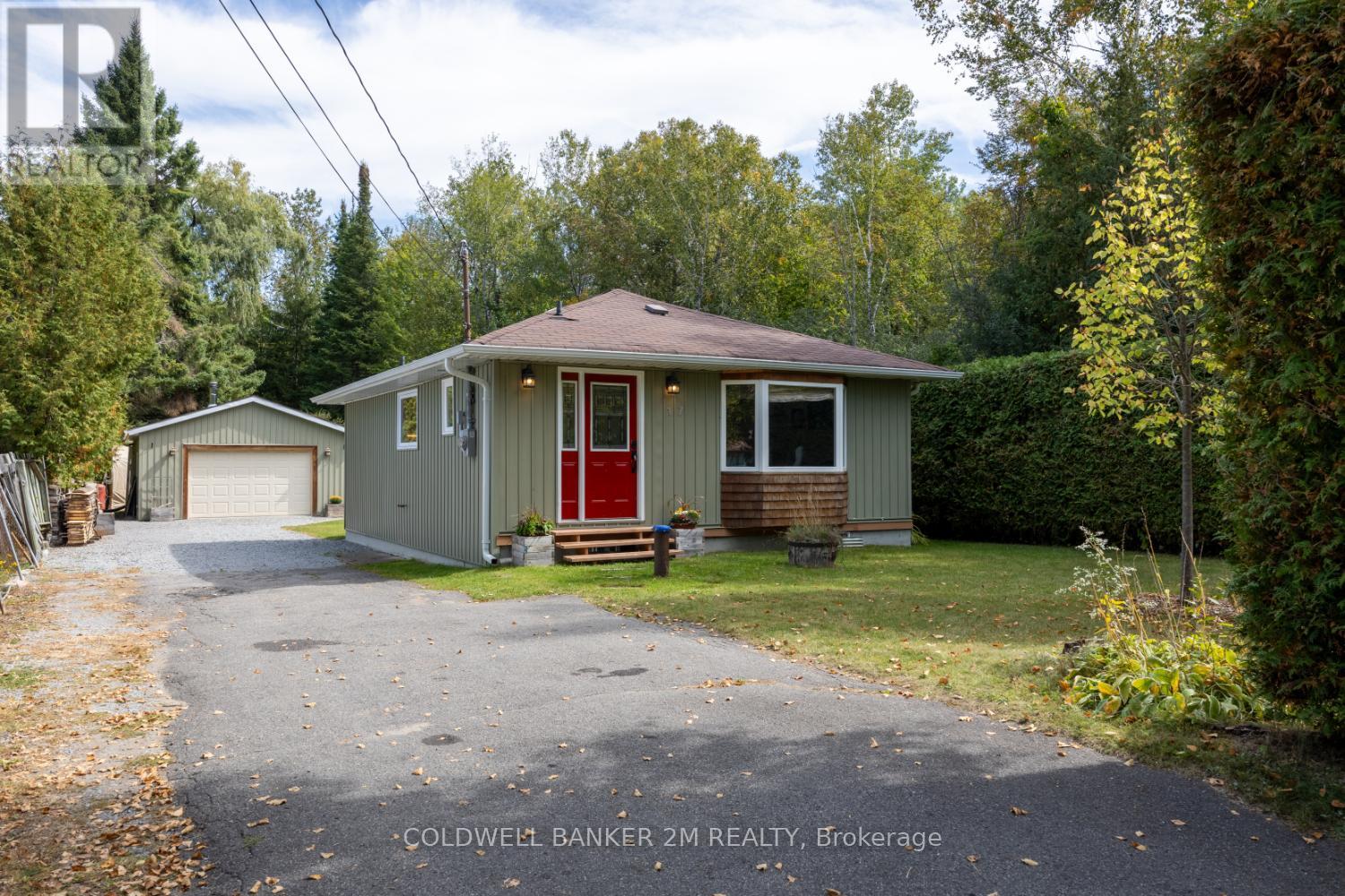 17 Lindell Rd, Georgina, ON L0E 1N0