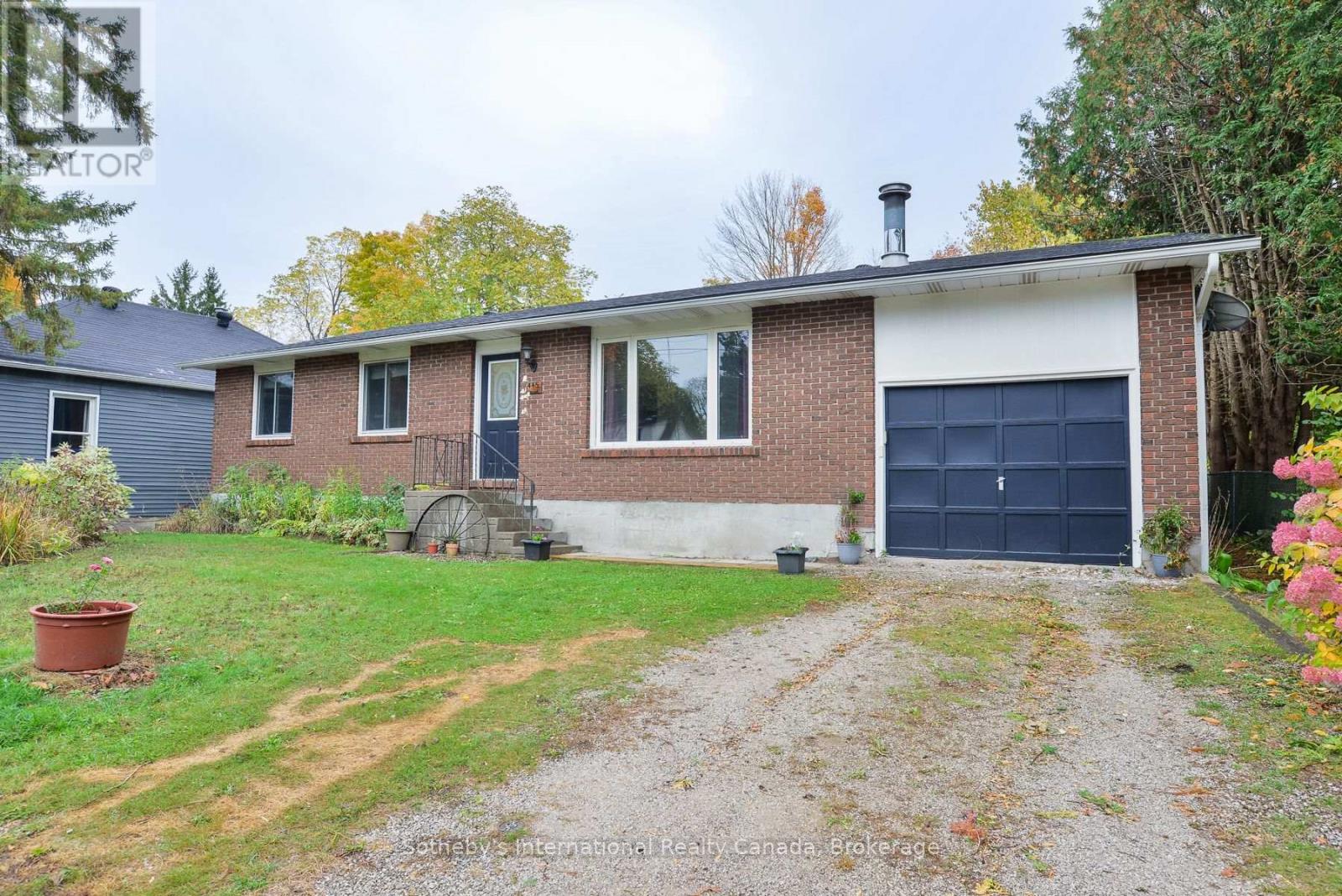 445 Farquhar St, Gravenhurst, ON P1P 1E4