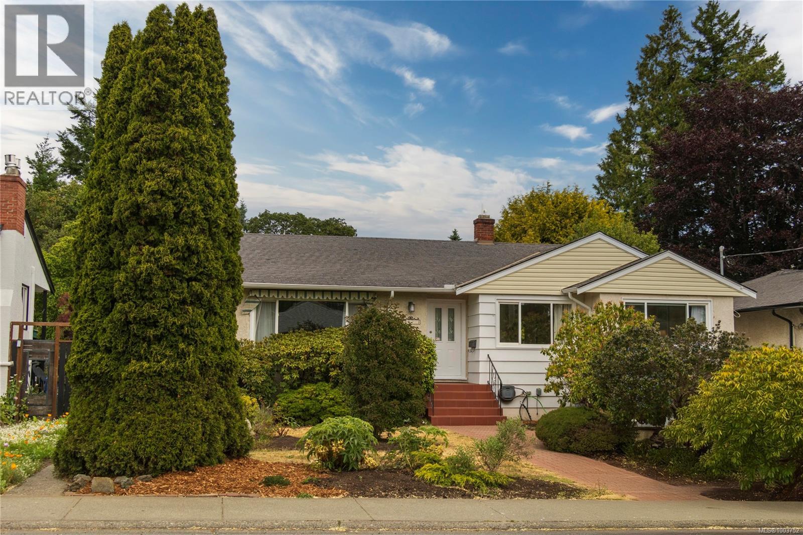 2070 Mcneill Ave, Oak Bay, BC V8S 2X8