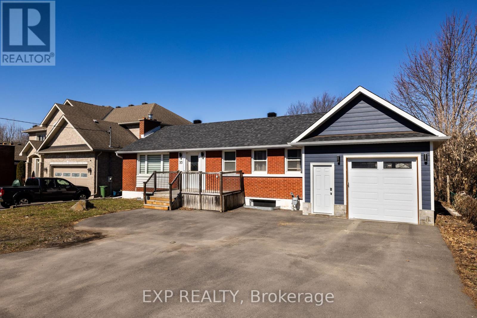 35 Withrow Ave, Ottawa, ON K2G 2H7