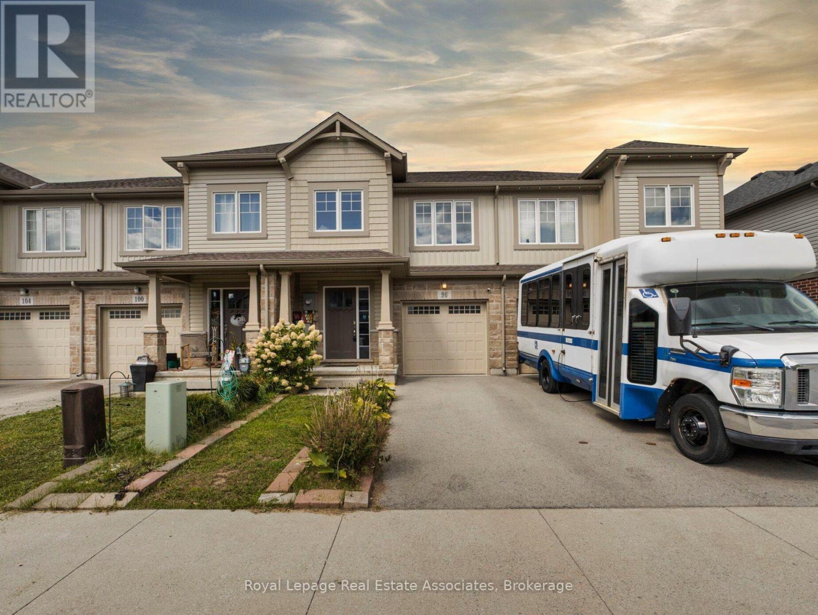 96 Monarch St, Welland, ON L3C 0G6