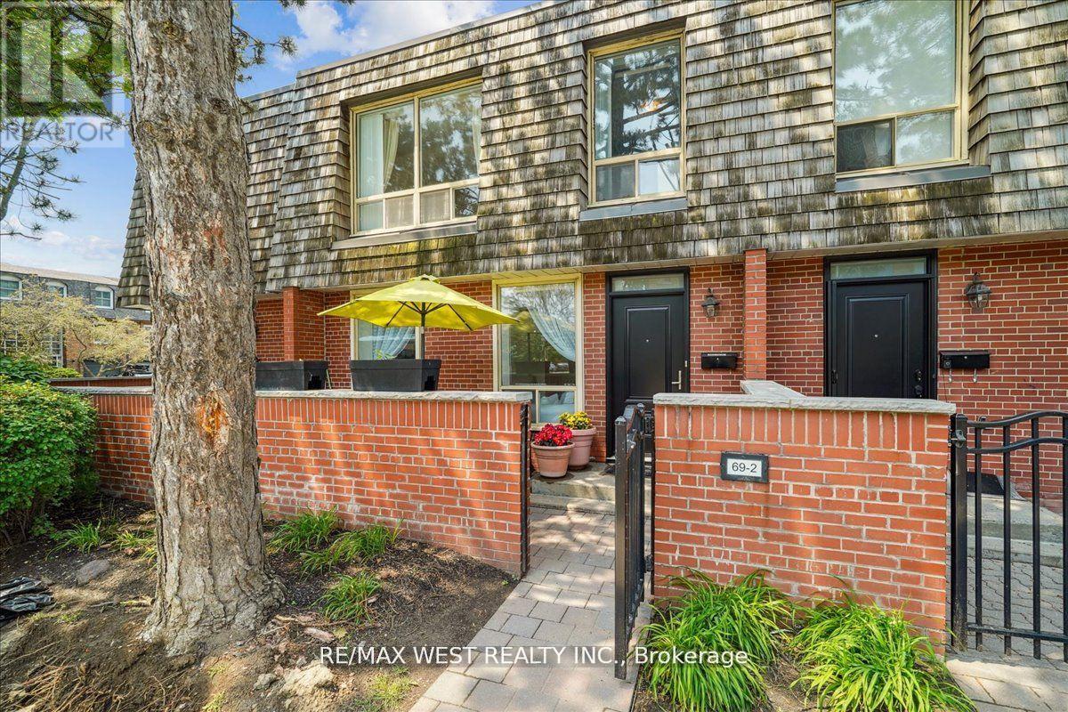 2 69 Upper Canada Dr, Toronto, ON M2P 2A3