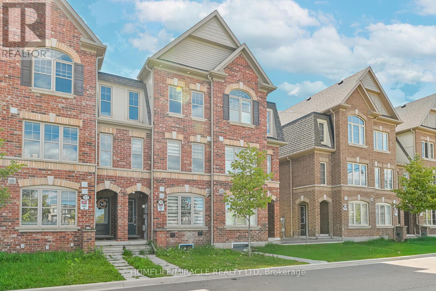 35 Finegan Cir, Brampton, ON L7A 4Z7