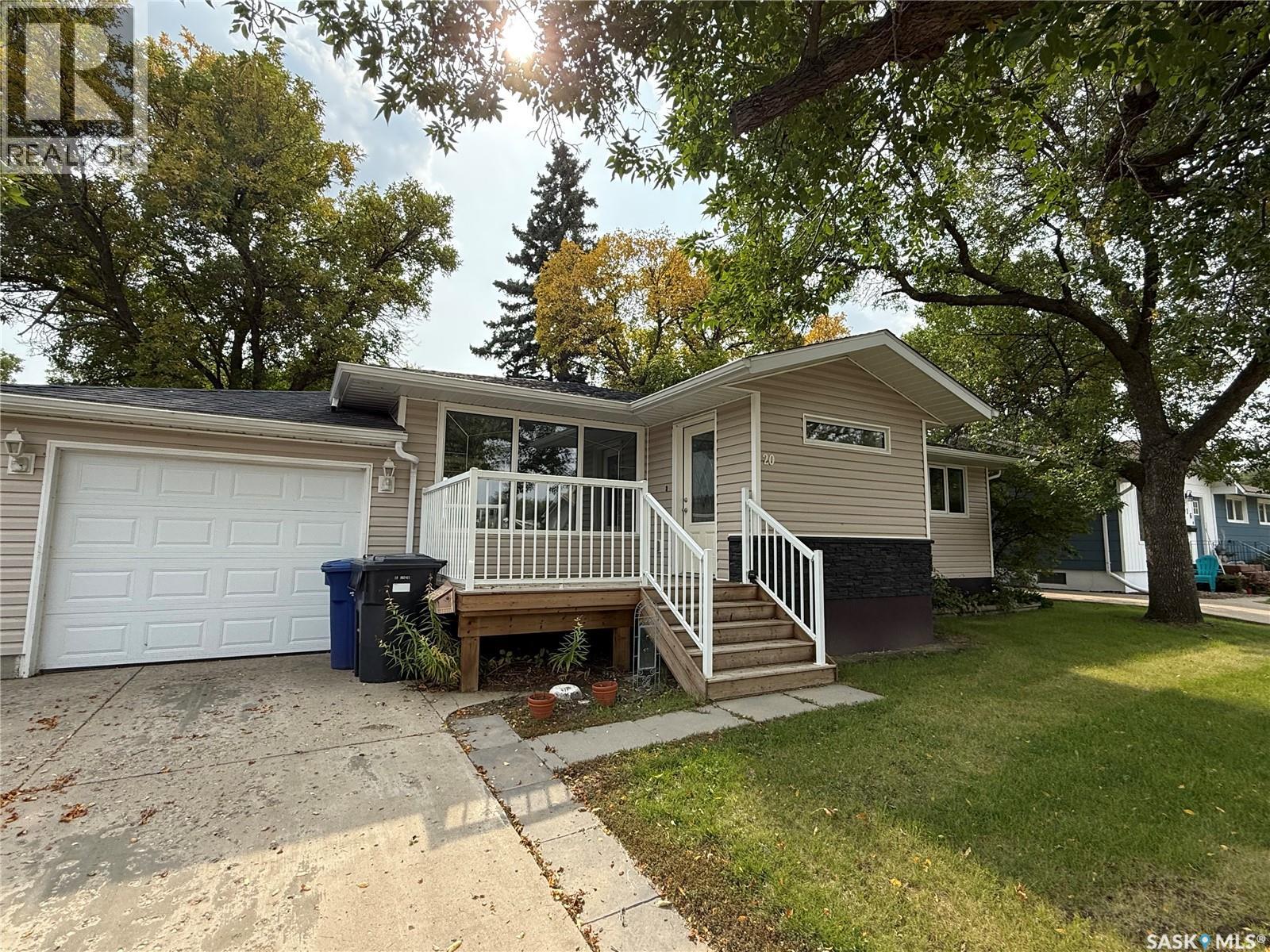 20 Scott Cres, Weyburn, SK S4H 1T6