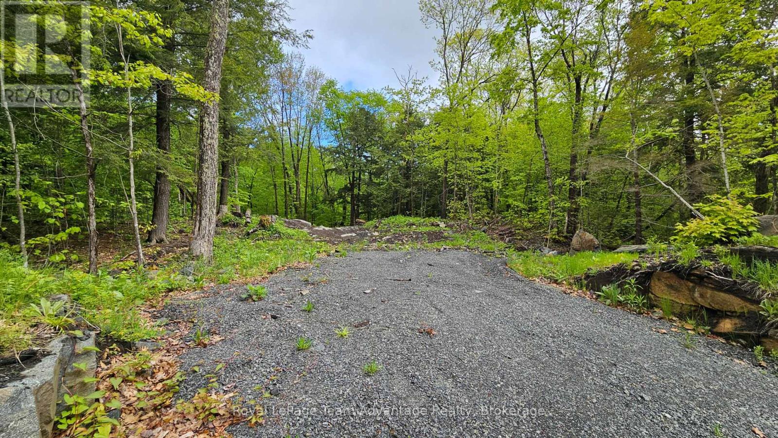 31 Pinewood Rd, McDougall, ON P2A 2W7
