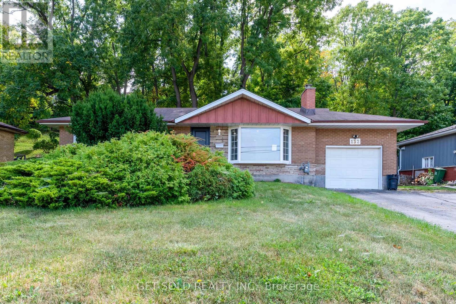 132 Pine Dr, Hamilton, ON L8G 3B7