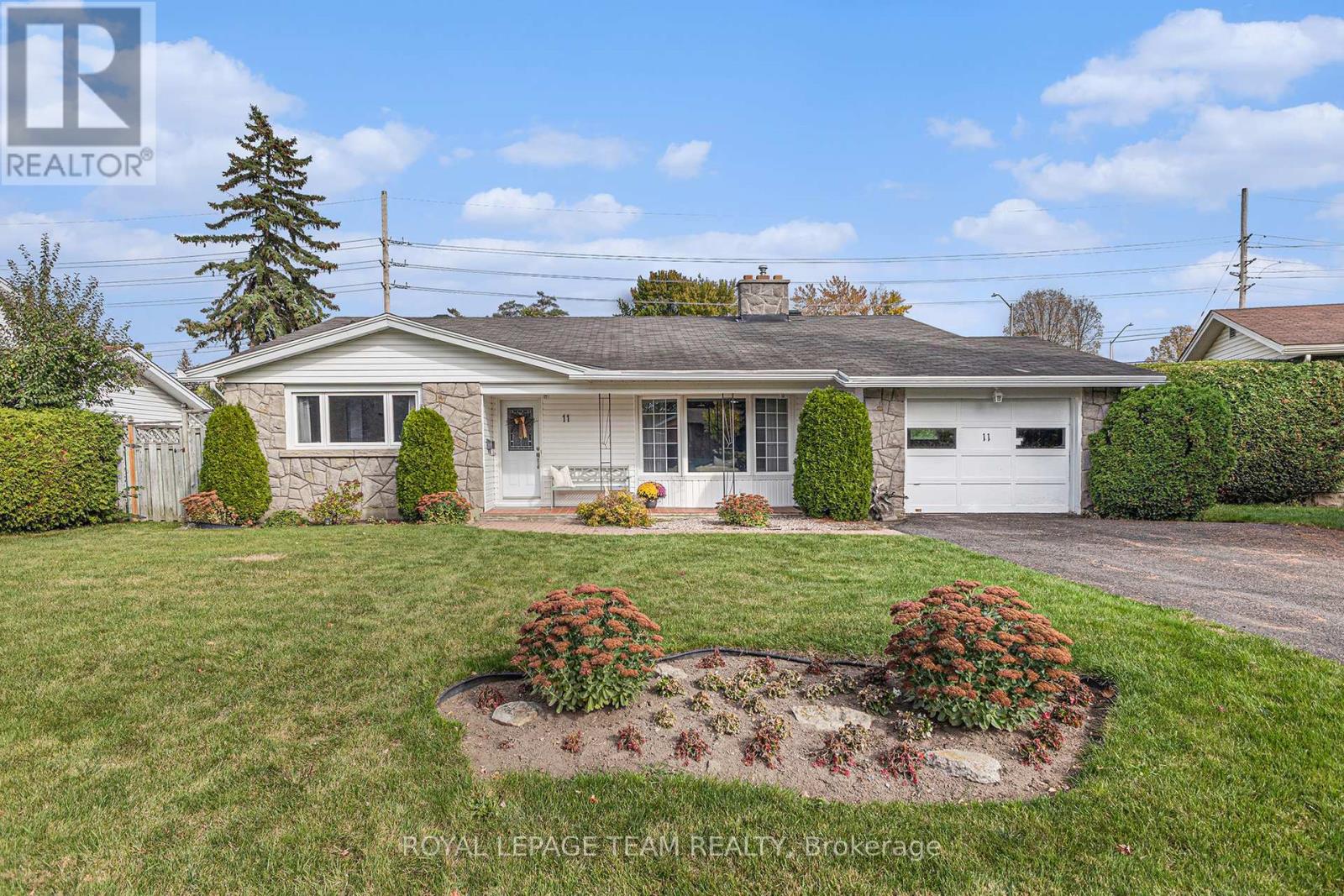 11 Horner Dr, Ottawa, ON K2H 5E6