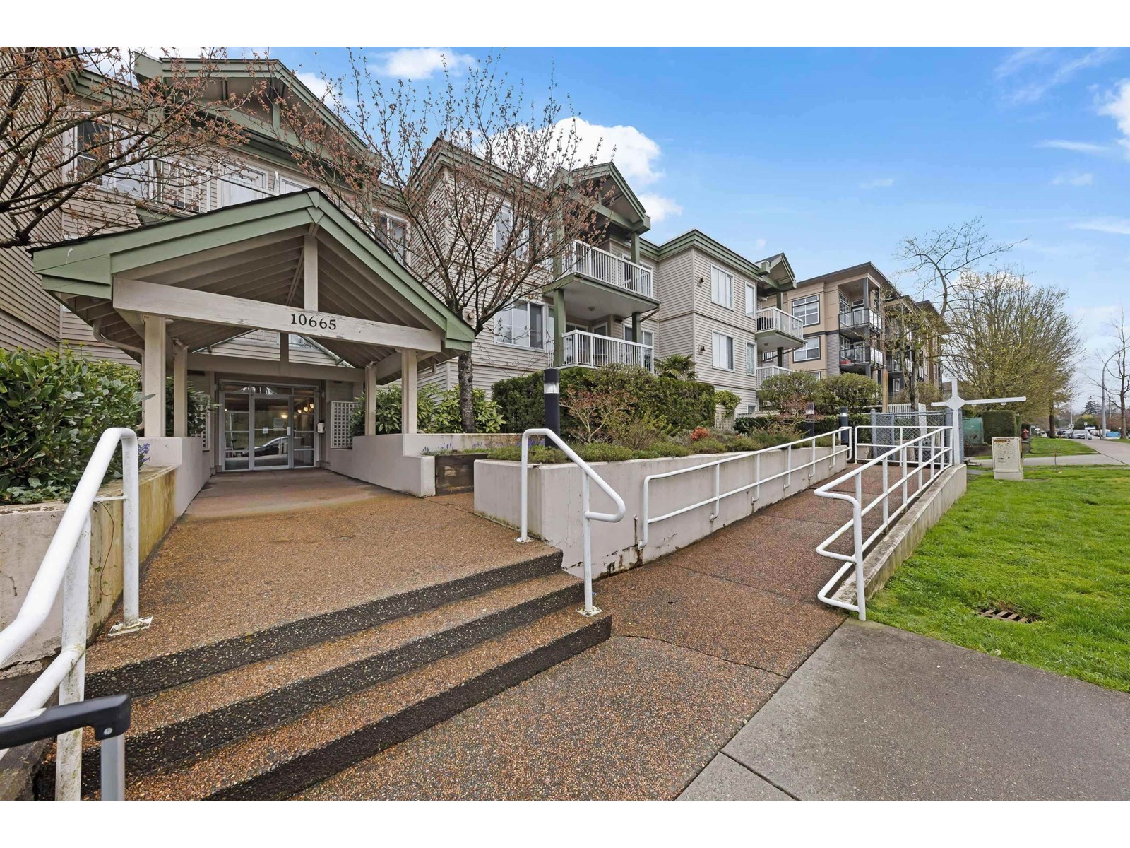 10665 139 Street Unit 304, Surrey, BC V3T 4L8
