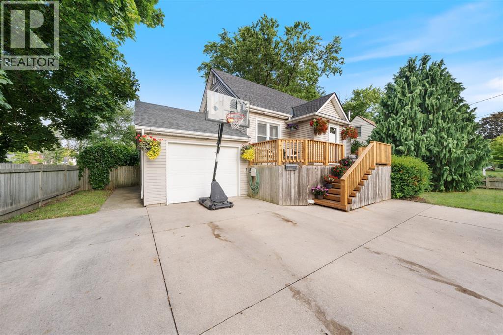 660 Elizabeth Ave, Sarnia, ON N7S 2T7
