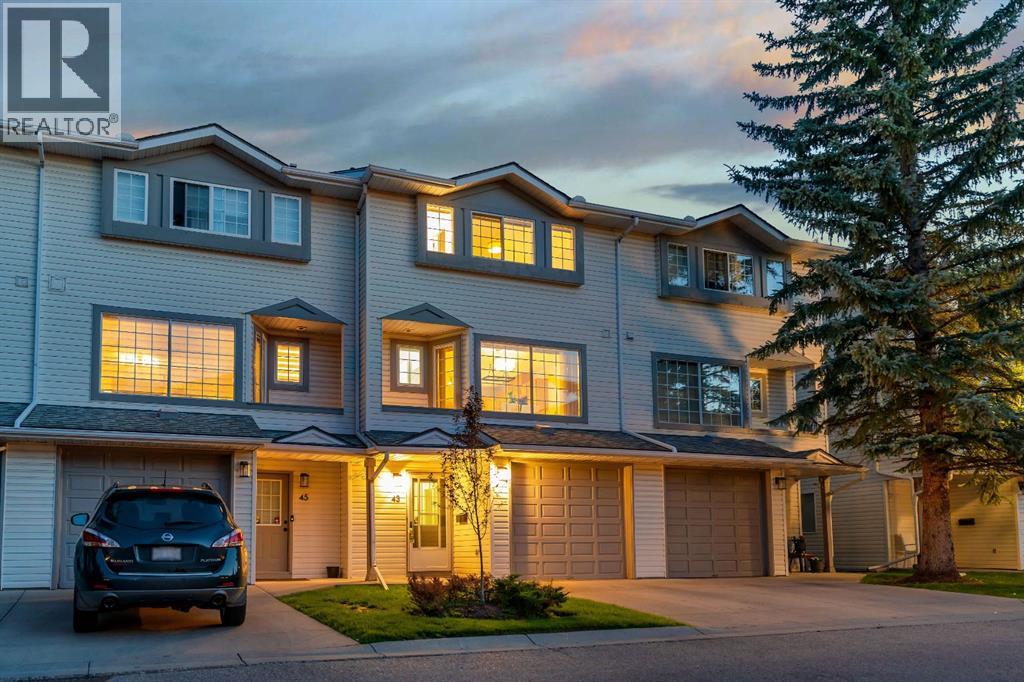 43 Kingsland Villas SW, Calgary, AB T2V 5J9