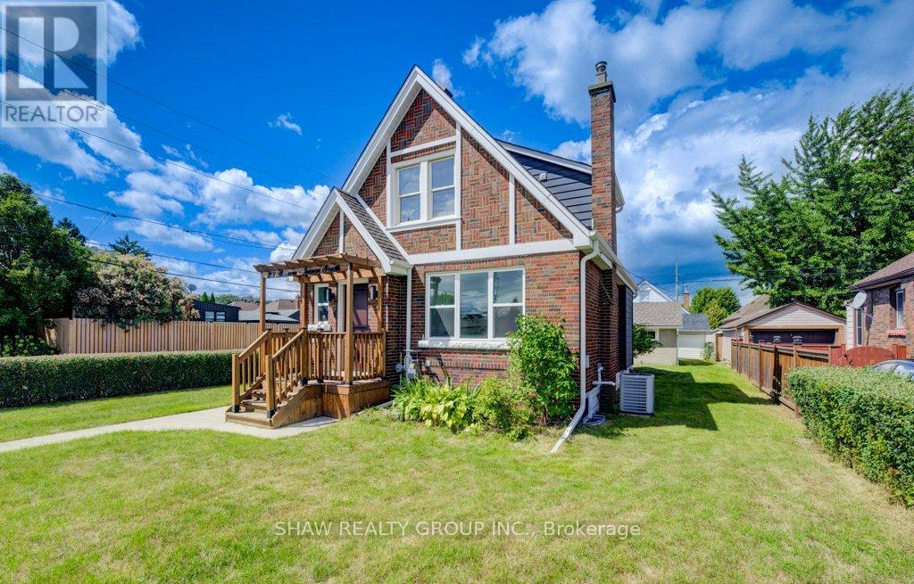 28 Barons Ave S, Hamilton, ON L8K 2X9