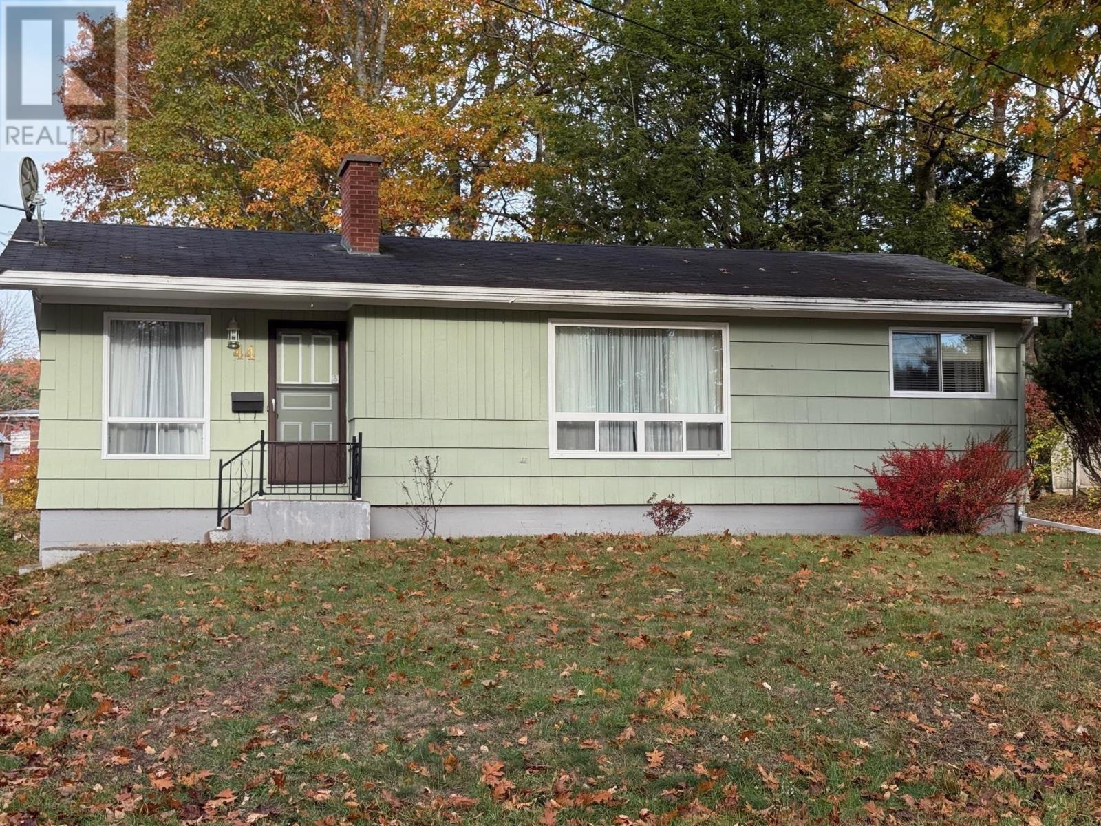 44 Pinehurst Ave, Bridgewater, NS B4V 3A4