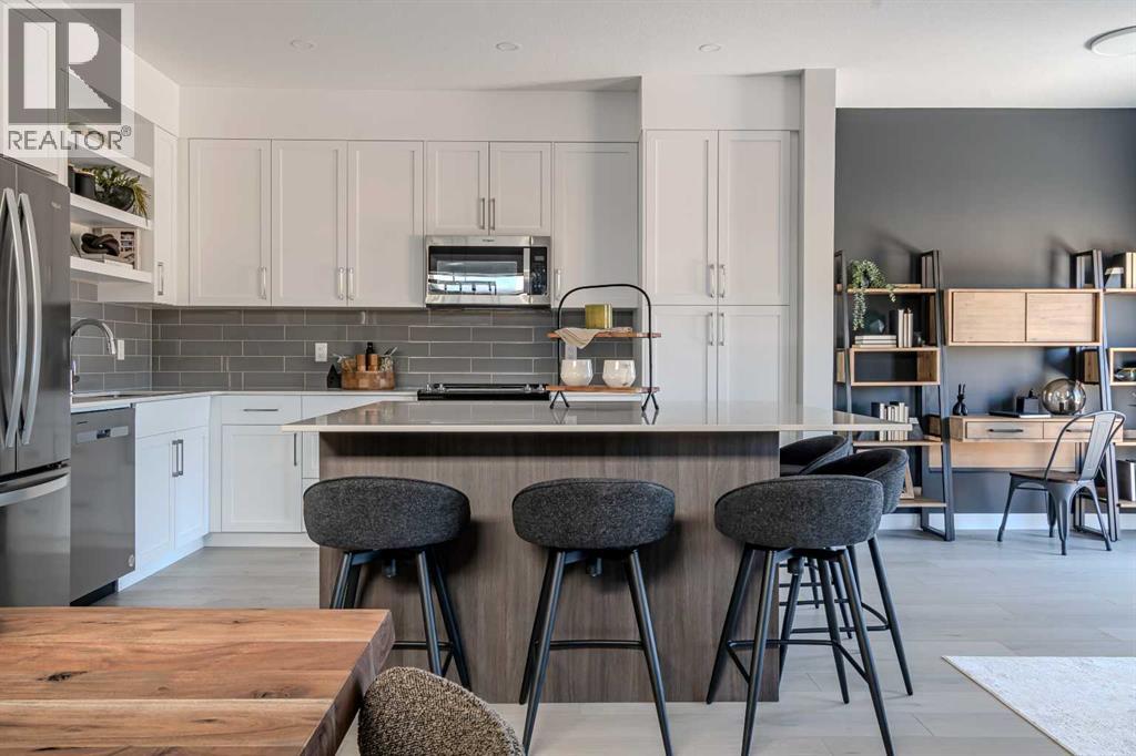 147 Greenwich Dr NW, Calgary, AB T3B 5N1